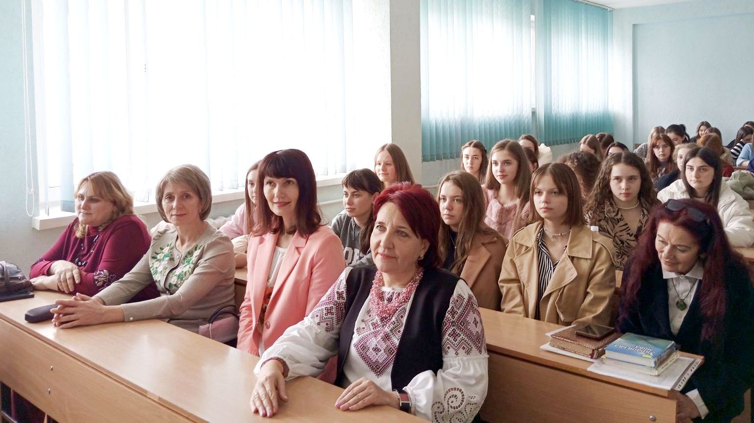 Викладачі кафедри української мови та славістики під час мистецької зустрічі